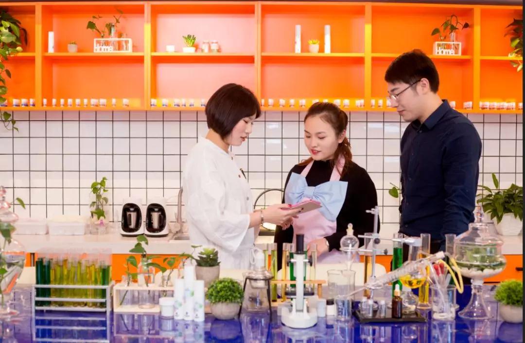 月薪過(guò)萬(wàn)開美妝店？先搞懂美妝新零售！