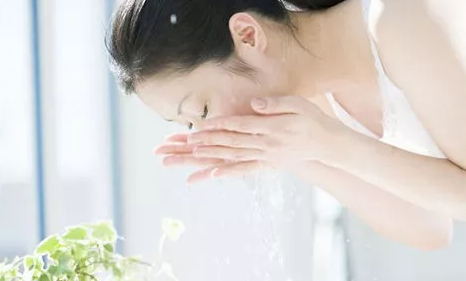 被粉刺、黑頭、毛孔、角質糾纏？千萬別忽視深層清潔